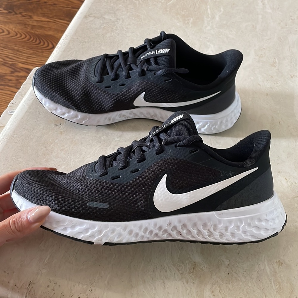 Nike Womens Revolution 5 wide width running shoe